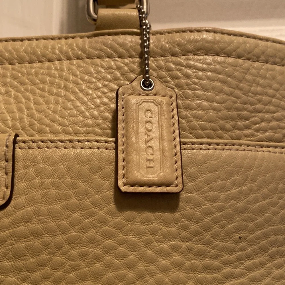 Coach pebbled leather shoulder bag EUC - Picture 4 of 11